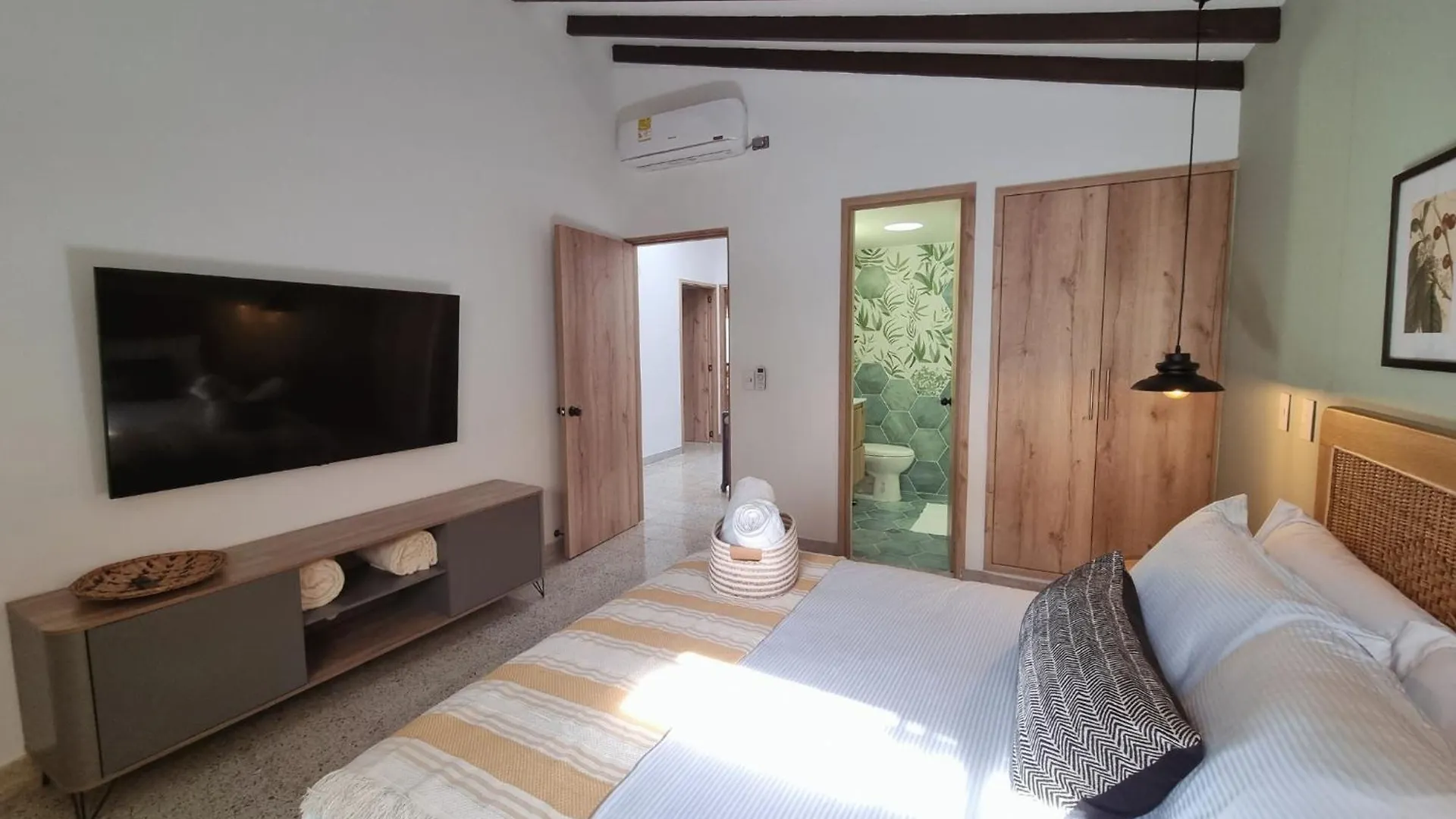 Casa Otrabanda Villa Medellin Colombia